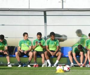 Los jugadores mexicanos a la espera de iniciar su entrenamiento en Rusia, previo al duelo de semifinales ante Alemania. (AFP)