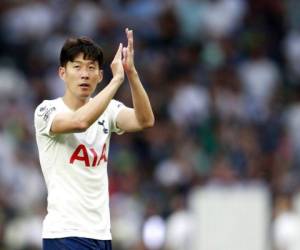 Son Heung-min, del Tottenham, aplaude a los aficionados al final del partido de la Liga Premier contra el Manchester City, en el estadio Tottenham Hotspur de Londres, el domingo 15 de agosto de 2021. (AP Foto/Ian Walton)