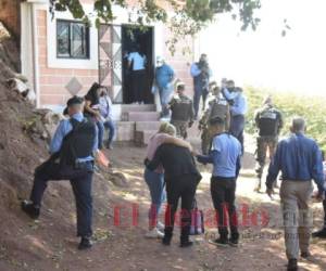 La familia de Federico Martínez llorando de manera desconsolada al conocer el lamentable hecho. Foto: Estalin Irías | EL HERALDO