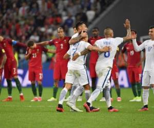 Chile's players celebrates after Chile won the 2017 Confederations Cup semi-final football match between Portugal and Chile at the Kazan Arena in Kazan on June 28, 2017. / AFP PHOTO / Yuri CORTEZ