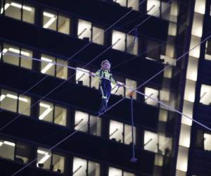 La equilibrista Lijana Wallenda camina por la cuerda floja sobre Times Square, Nueva York, el domingo 23 de junio de 2019. (AP Foto/Jason Szenes)