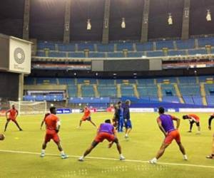 El León realizó en horas de la noche el reconocimiento de cancha.