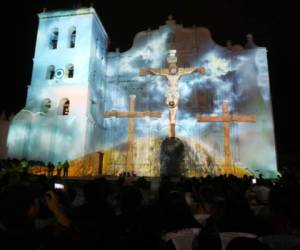 En esta imagen apareció el Cristo Crucificado que cautivó al público, pues recalcó el sentido de la Semana Santa.