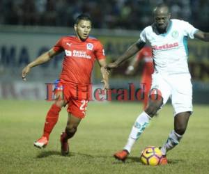 Brayan Moya del Olimpia en acción con Daniel Cyrius del Juticalpa FC.