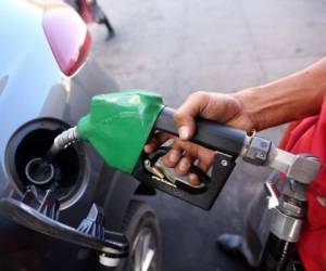 En el mes de diciembre, los precios internos de los carburantes aumentaron en más de cuatro lempiras por galón, justificado por las alzas que experimentó el petróleo ante un recorte de producción (Foto: Johny Magallanes/EL HERALDO)