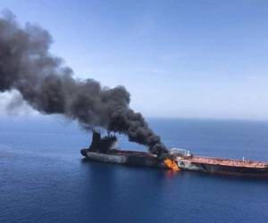 Fotografía de archivo del 13 de junio de 2019 de un petrolero en llamas en el golfo de Omán. Foto: AP