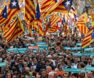 People shout slogans as they gather during a demonstration against the mandatory use of face masks as well as other measures adopted by the Spanish government to fight against coronavirus in Spain, on August 16, 2020, at the Colon square in Madrid. - New restrictions to stop the spread of the new coronavirus, including the closure of discos and a partial ban on smoking outdoors, went into effect today in two Spanish regions as part of a raft of new measures which Spain's Health Minister Salvador Illa unveiled on August 14, 2020 to be enforced nationwide as the country battles a surge in the disease. (Photo by JAVIER SORIANO / AFP)