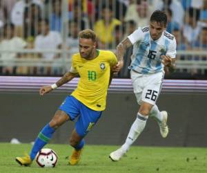 Neymar domina el balón ante la marcación de un seleccionado argentino. Foto:AFP