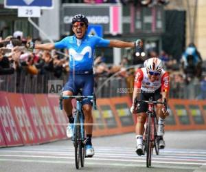 Richard Carapaz dominó el sprint final para ganar el martes la cuarta etapa del Giro de Italia. Foto:AP