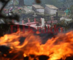 Un voraz incendio afectó este viernes el cementerio Sipile de Comayagüela. Fotos Alex Pérez| EL HERALDO