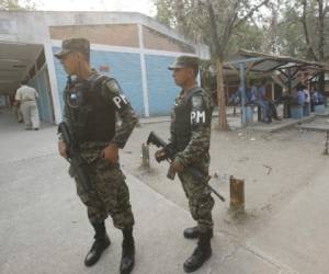 Los militares llegan a eso de las 9:00 de la mañana para comenzar con el resguardo estudiantil.