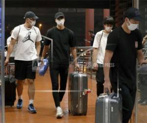 Cuatro basquetbolistas japoneses llegan al aeropuerto de Yakarta, Indonesia, el lunes 20 de agosto de 2018 luego de haber sido expulsados del equipo representativo de Japón en los Juegos Asiáticos por pasar una noche de juerga.