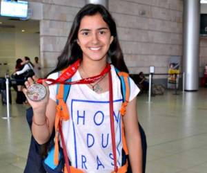 María José Montoya posó con su medalla de plata en Toncontín tras regresar de Colombia. Foto cortesía Comité Olímpico Hondureño (COH).