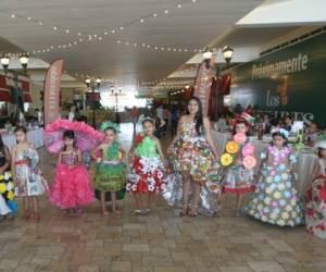 Estas hermosas niñas engalanaron la Megaexpoferia con sus vestidos hechos con material reciclado. Foto: Johny Magallanes/El Heraldo.