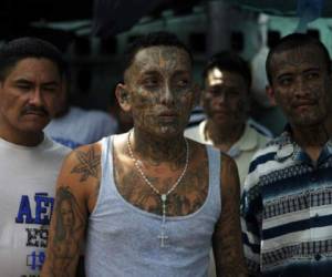 Las pandillas en El Salvador, que viven de las extorsiones, venta de droga y otros delitos, tienen unos 70,000 miembros, de los cuales 16,400 están encarcelados. Foto: Agencia AFP.