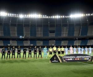 Los jugadores de Alianza Lima de Perú y Racing Club de Argentina previo a un partido de la Copa Libertadores en Buenos Aires. Foto: Agencia AP.