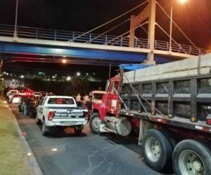 En el anillo periférico, a la altura de El Trapiche, presenta congestionamiento vehicular debido a las tomas en El Hato de Enmedio. Foto: Cortesía.