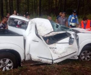 Momento en que elementos de la Cruz Roja rescatan del amasijo de hierro a dos hombres heridos en Zambrano.