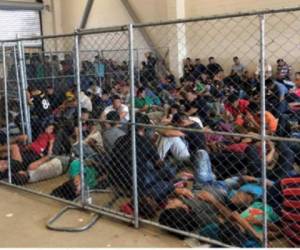 Algunas fotos muestran a los detenidos en celdas abarrotadas o habitaciones separadas por una malla de alambre. Algunos llevan mascarillas quirúrgicas. Foto: DHS