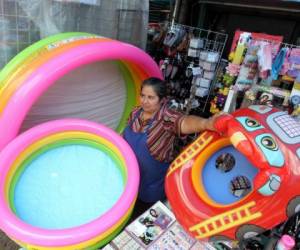 Los productos como piscinas inflables y flotadores son los que más se observan en los puestos de venta. Foto: Johny Magallanes