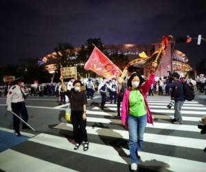 La mayoría de la población en Japón es escéptica a realizar unos Juegos Olímpicos durante la pandemia. Ante los escasos foros para expresar el disenso, los artistas y diseñadores han plasmado su frustración y miedo en obras. Foto: AP