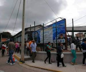 El RNP había anunciado que entregaría los documentos en los centros de votación para las personas que solicitaron renovación, pero al llegar a tales lugares son enviados al RNP. (Foto: El Heraldo Honduras/ Noticias Honduras hoy)