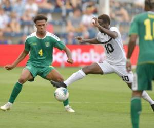 Elliot Bonds y Kevin Molino durante el duelo. Foto AFP