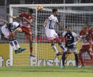 El panameño Brunet Hay Pino anota el 4-2 de Platense. (Foto: Neptalí Romero / Grupo Opsa)