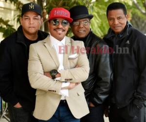 De dererecha a izquierda los hermanos de Michael Jackson Jackie, Tito y Marlon, y el sobrino del cantante Taj, posando en el Hotel Four Seasons de Los Ángeles el 26 de febrero del 2019.