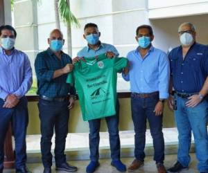 Con el verde, Emilio Izaguirre vestirá la camiseta número 7 en el que será su cuarto equipo, el segundo en Liga Nacional. Foto: Cortesía Marathón