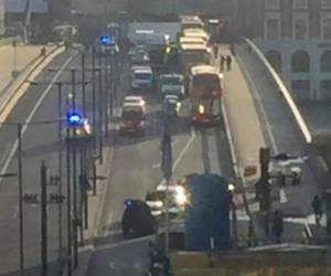 El incidente ocurrió en el extremo norte del puente. Los transeúntes en el área fueron rápidamente evacuados, según imágenes en las redes sociales. Foto: AFP