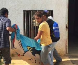 Una familia en Maracaibo se cansó de esperar una ayuda, por lo que tras tres días de espera, cavaron una fosa en su casa para enterrar a un pariente que además agonizó durante cinco meses. Foto: GERARD TORRES