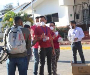 Algunas maquilas están laborando pero antes de ingresar a los obreros se les obliga a colocarse unas mascarilla, se les toma la temperatura y se les exigen limpiarse las manos con gel antibacterial. Foto: Alex Pérez/El Heraldo.