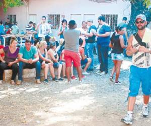 Unos 120 migrantes cubanos fueron recibidos el fin de semana en la oficina de migración de Choluteca.