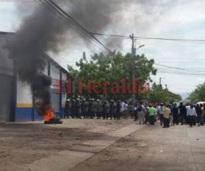 Los manifestantes comenzaron a quemar llantas cerca de las intalacions de la Empresa Energía Honduras de la ciudad sureña. Fotos Gissela Rodríguez