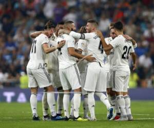 Karim Benzema del Real Madrid celebra con sus compañeros después de anotar, tras una decisión del VAR durante el partido de fútbol de la Liga española entre el Real Madrid y Leganés. Agencia AP.