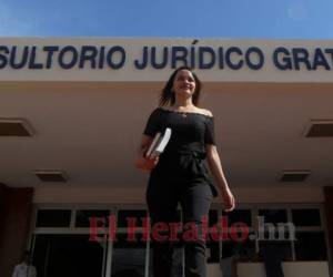 Becky sueña con que la UNAH le permita cambiar su contrato laboral en el área de mantenimiento por uno como abogada. Fotos: Alex Pérez/ El HERALDO.