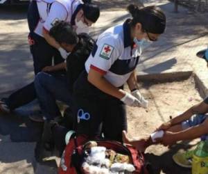 Los migrantes fueron atendidos por miembros de Cruz Roja. Foto: Cortesía