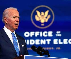 Biden dijo que la campaña de vacunación del gobierno de Donald Trump era un “fracaso lamentable” y que presentará su propio plan para acelerar las inmunizaciones.