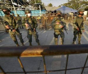 La presencia de soldados en los exteriores de la prisión Guayas 1, que es parte de un gran complejo penitenciario en Guayaquil, fue reforzada a raíz de la reyerta con armas de fuego. Foto: AFP