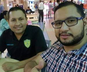 Gabriel junto a su hermano Josué en un centro comercial. Foto cortesía Facebook
