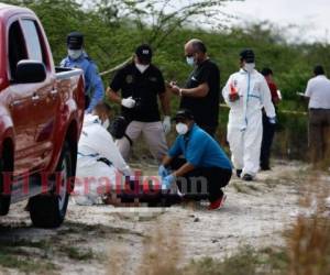 La víctima quedó tendida boca abajo en medio de una calle de tierra del sector. FOTOS: Emilio Flores/EL HERALDO