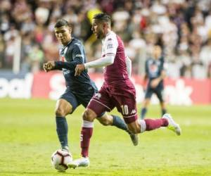 Kevin López y Marvin Angulo pelean por el balón. Foto AFP