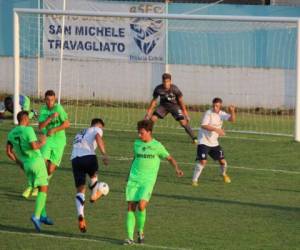 Acción del partido entre el Brescia de la Serie B y el Giana Erminio de la Serie C, último amistoso de los dirigidos por David Suazo, antes de comenzar la Serie B. Foto: Giana Erminio