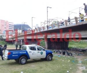 Al lugar llegó la Policía Nacional para realizar las investigaciones del crimen. Foto: Estalin Irías/ EL HERALDO