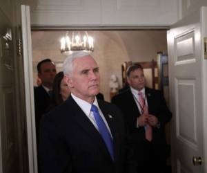 El vicepresidente Mike Pence escucha las declaraciones del presidente Donald Trump. Foto AFP