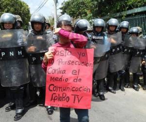 Con pancartas en mano, varias personas protagonizaron un plantón frente a las instalaciones de Conatel en apoyo a Globo TV, foto: Johny Magallanes/El Heraldo.