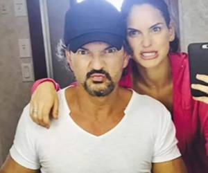 Adria Arjona de 27 años de edad nació en Puerto Rico, pero se crió en Ciudad de México. La joven es producto de la relación entre Ricardo Arjona y la modelo Leslie Torres.