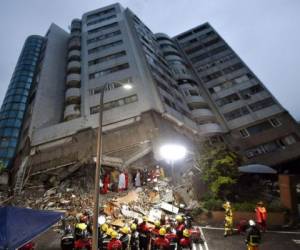 Imágenes de video y fotografías mostraron varios inmuebles de tamaño medio inclinados en extraños ángulos en Hualien, el condado más afectado. Fotos: AP/EL HERALDO HONDURAS.