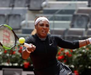 Serena Williams devuelve un envío de Rebecca Peterson durante su encuentro por la primera ronda del Abierto de Italia en Roma el 13 de mayo del 2019. Williams ganó en sets corridos tras un comienzo titubeante en su primera partido de la temporada en canchas de arcilla. (AP Photo/Gregorio Borgia)